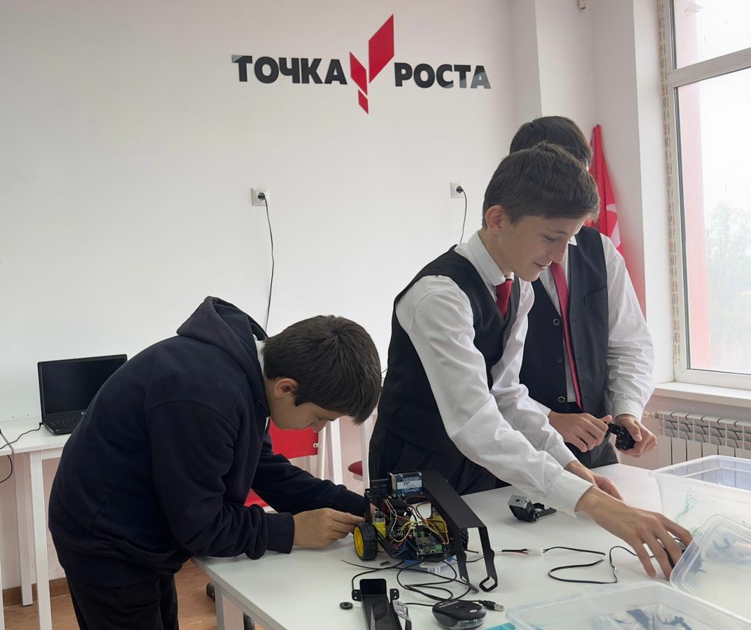 Семиклассники познают азы робототехники.